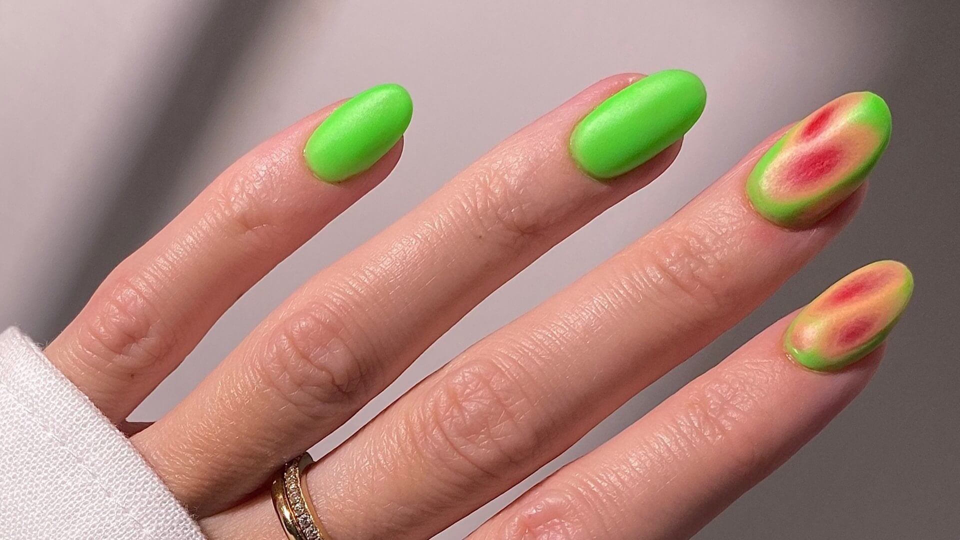 Nails in the neon look - Doonails US