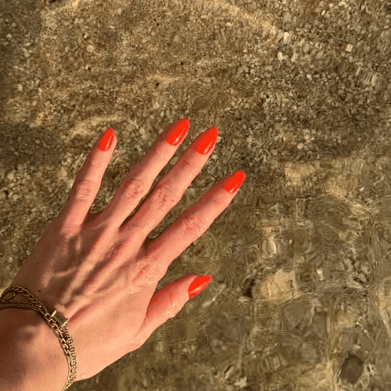 Lasts up to 2 weeks, even in the pool and at the beach